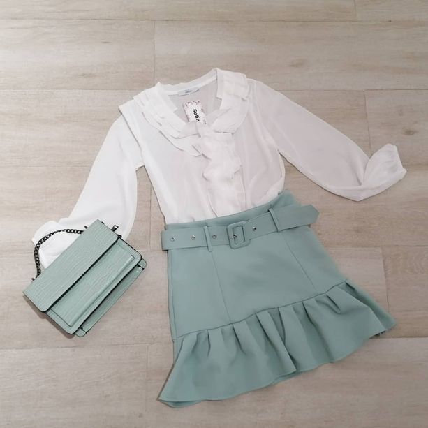Conjunto falda y bolso azul y camisa blanca 